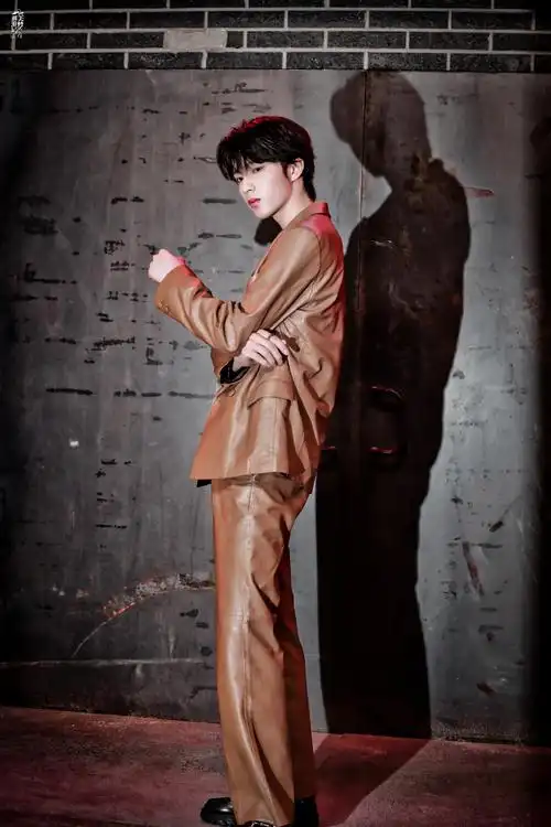 刘耀文卡其色皮衣##gucci上海大秀