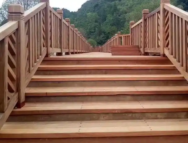 防腐木栈道是一种常见的户外景观设施,具有耐久性和美观性的特点.