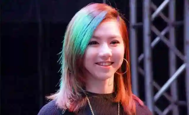 gloriatangisnotonlyanamebutalsoabubblenetizennothinginaninstant