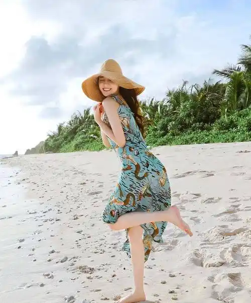 迪丽热巴五彩连衣裙海边性感写真