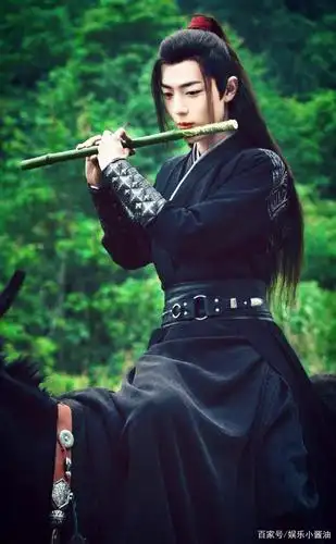 坐在小苹果上吹竹笛的样子真是翩翩少年,长长的秀发衬托得非常帅气.