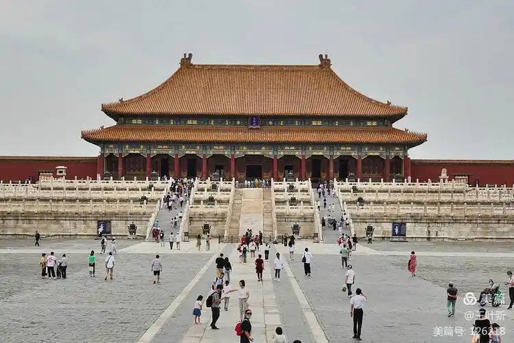 太和殿也叫金銮殿,因殿内为金砖墁地而得名.