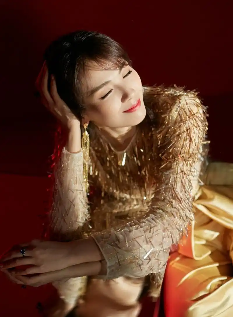 刘涛鎏金麦穗妆性感写真图片