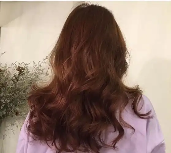 卷发发型女中长发背面