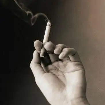 手拿烟和酒的图片伤感_微信头像图片大全