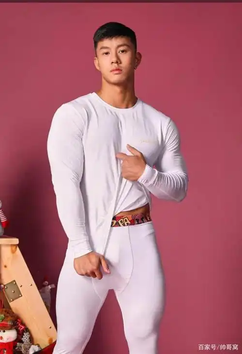 打着耳钉,身材超棒的健身男模,穿着紧身保暖内心,展现完美身材