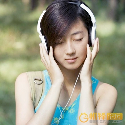 发一个l18的通话背景桂纶镁的白色耳机头像