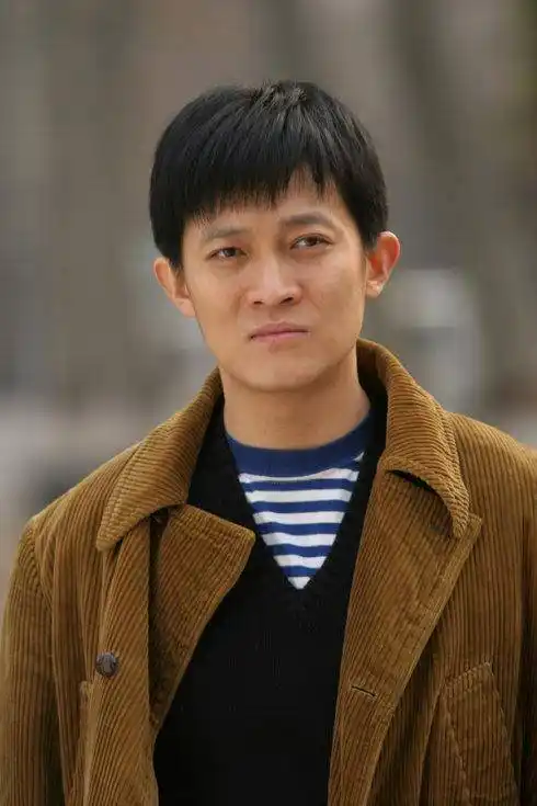 当年拍摄电视剧时,杨志刚因为爆破不当,当场昏迷.