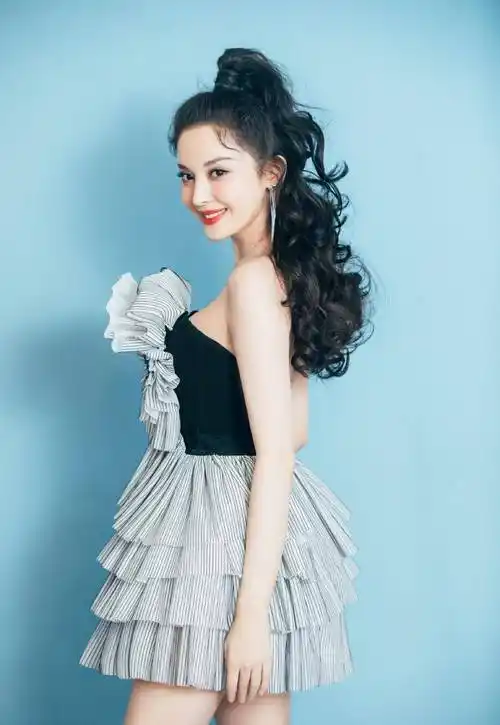 原创古力娜扎真是俏皮穿背带裤绑双麻花辫说她16岁也有人相信