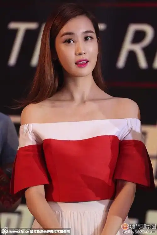 【导读】: 20日,李多海现身上海出席某品牌活动,她身穿露肩抹胸长裙