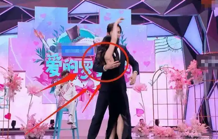 原创体面夫妇跳舞时看钟汉良抱谭松韵的姿势人品如何一目了然