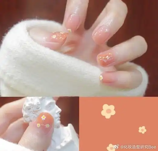 这款清新的小花美甲,以可爱的淡橙色渐变为主调,非常适合短指甲的美眉