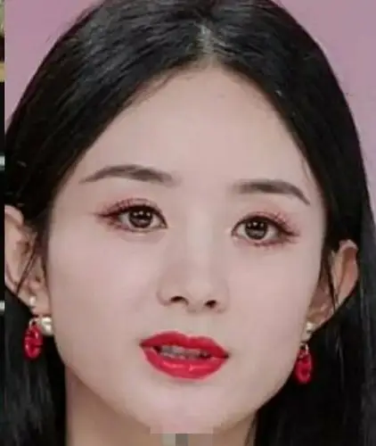 赵丽颖离婚后首次现身直播眼窝凹陷憔悴显老态强颜欢笑好心酸