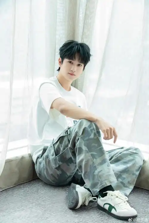 敖子逸更新随拍,简单白t干净清爽,青春活力满满,坐在窗边初恋男友即视