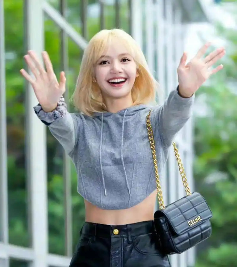 刘海姐姐lisa首露额头?新造型你们觉得怎么样?评论区谈谈看呗!