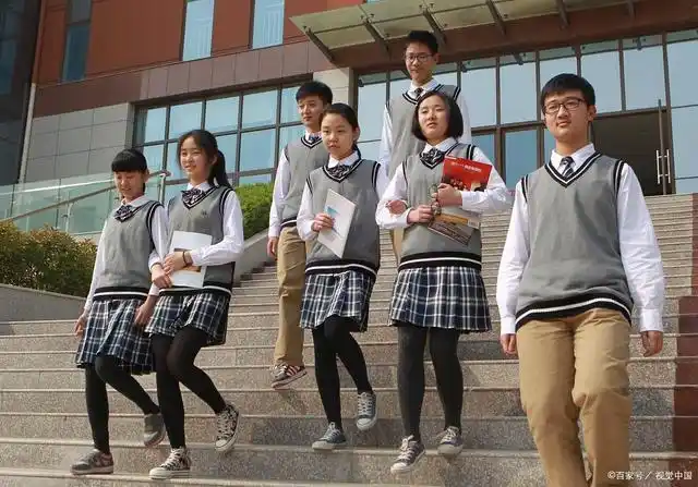 每个人的青春里都有着一段校园的美好时光,穿校服已经成了每个人青春
