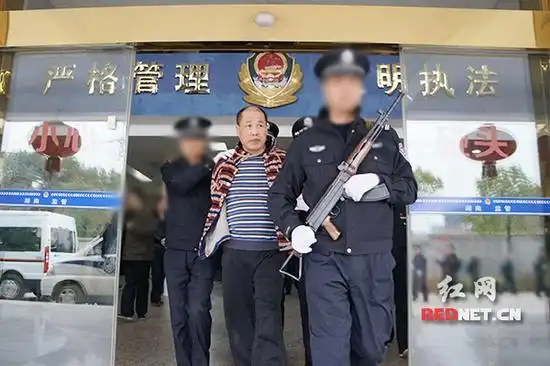 罪犯刘海朋被押赴刑场.