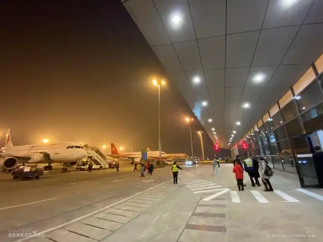 成都双流机场卫星厅正式启动东航迎来首批使用旅客