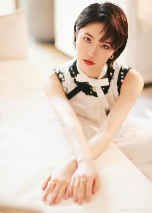 成果在新剧《破事精英》中饰演欧阳莫菲一角,造型也与诸葛大力不同