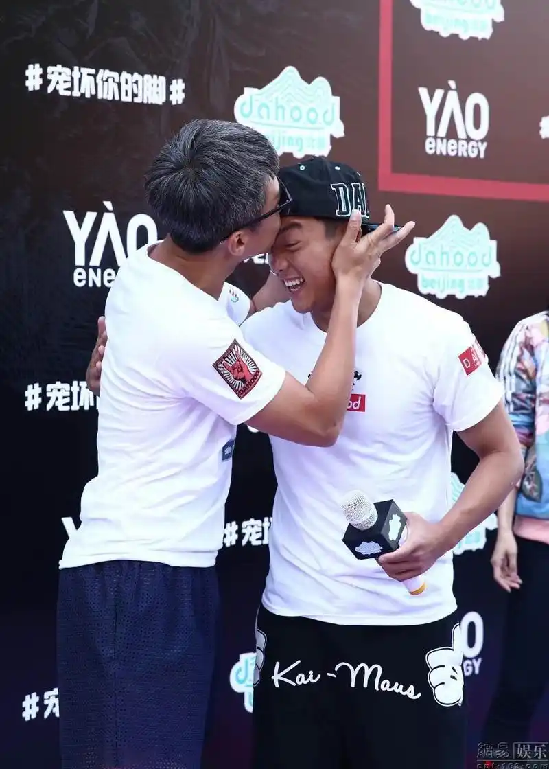 李小璐助阵郑恺开店仪式 邓超裸上身翻滚