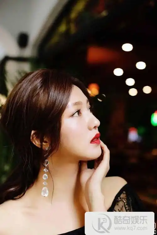 傅晶写真曝光 轻纱摇曳黑白不设限