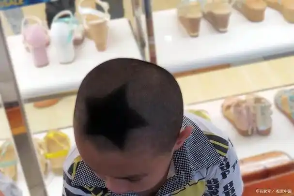 上面头发留长,形成一种服帖的短发发型,可以自然修饰宝宝的大额头