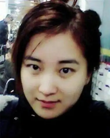 贾玲翘着二郎腿在好莱坞片场自信满满吴彦祖也一同出席