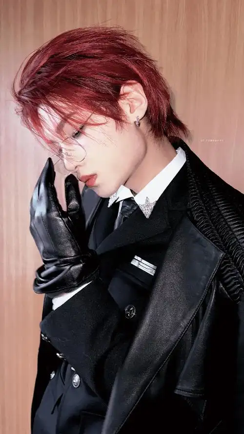 黄明昊红发对镜库存