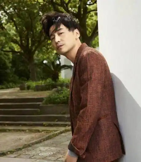 "前夫哥"雷佳音称年轻时像鹿晗,以为开玩笑,看到旧照后愣住了_样子