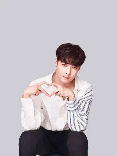 张艺兴最新广告宣传图甜美春日少年来袭