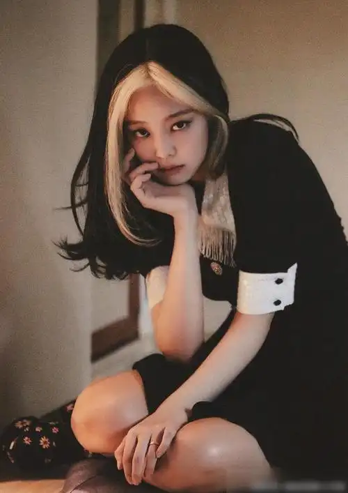 画报匠人jennie金智妮写真公开黑色高定小礼服衬出气质