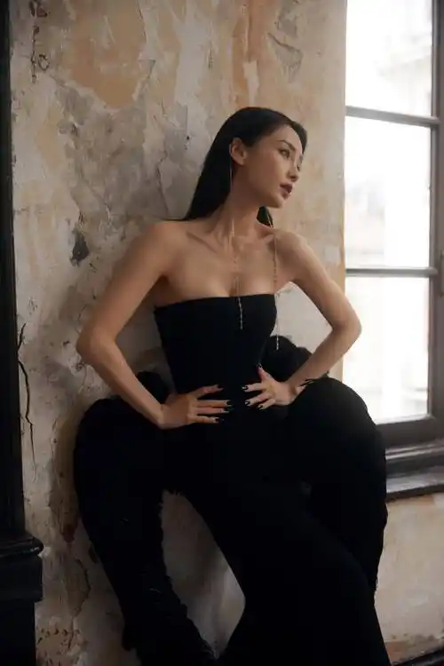 angelababy暗夜天使3d翅膀造型,宛如高贵的黑天鹅_礼服_的设计_气质