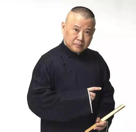 郭德纲上学时照片曝光戴着红领巾两个酒窝笑容腼腆