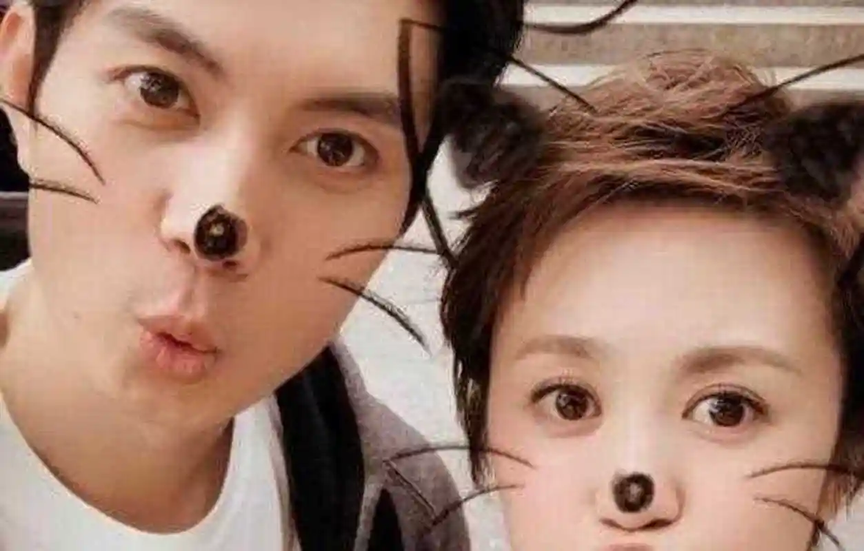 艾伦曾暗恋马丽,一见到马丽就脸红,那时候喜欢马丽的男生太多了,生活