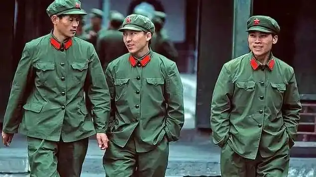 65式军装,义务兵是两个兜,志愿兵和干部是四个兜!