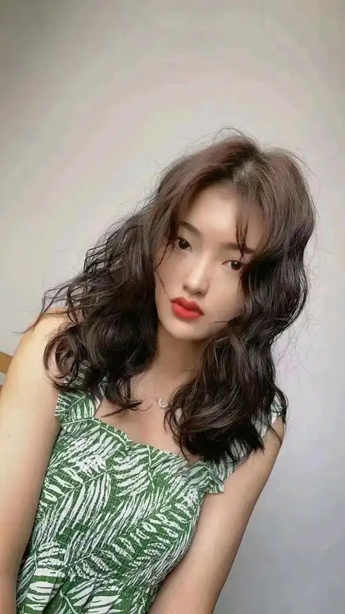 适合自然卷女孩的两款发型