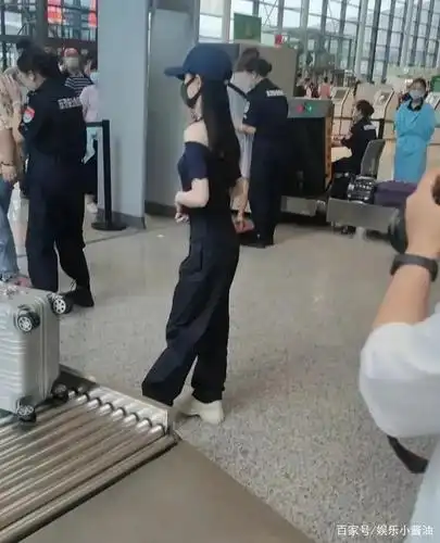 鞠婧祎机场精修图欣赏,忽略路人拍的还是挺美的,你怎么看?