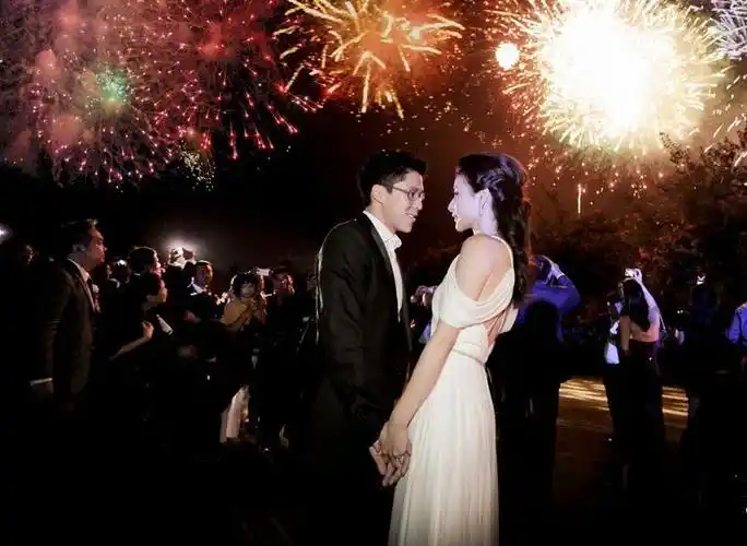 郭晶晶白色礼服与霍启刚烟火下浪漫一刻