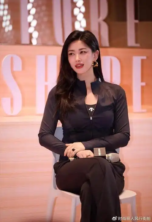 亚洲最美面孔朱珠暴瘦50斤穿背心露纤细腰身不像刚生娃的