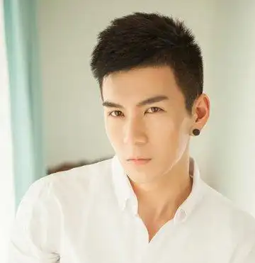 中学男生露额超短碎发发型