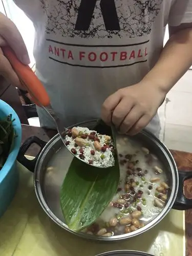 庆祝六一之包粽子