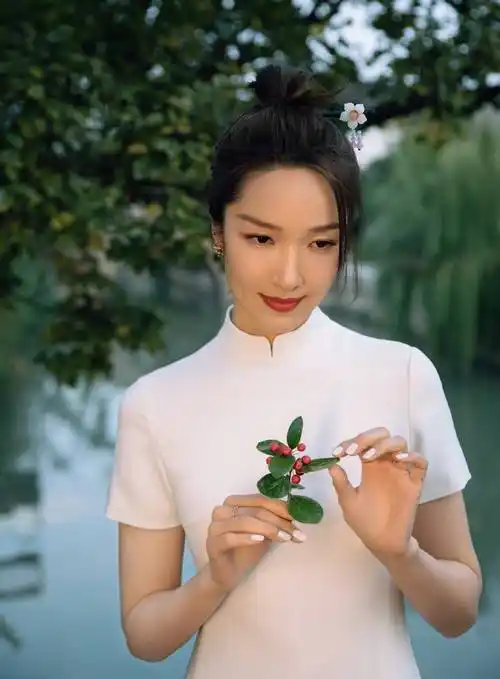 王祖蓝太太李亚男晒旗袍写真,眼睛顾盼传情,优雅俏丽_照片_民居_留言