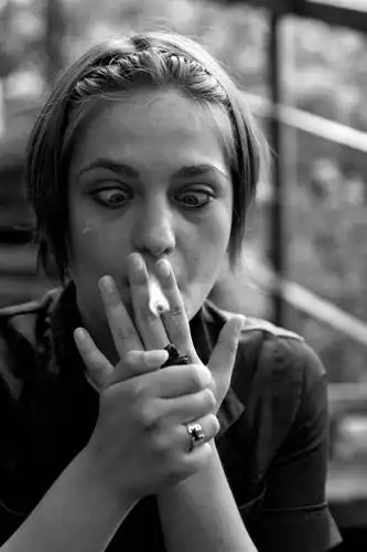 西方人,成年人,脸,头,眼睛,脸颊,手,一个人,吸烟,竖图,黑白,室外,特写