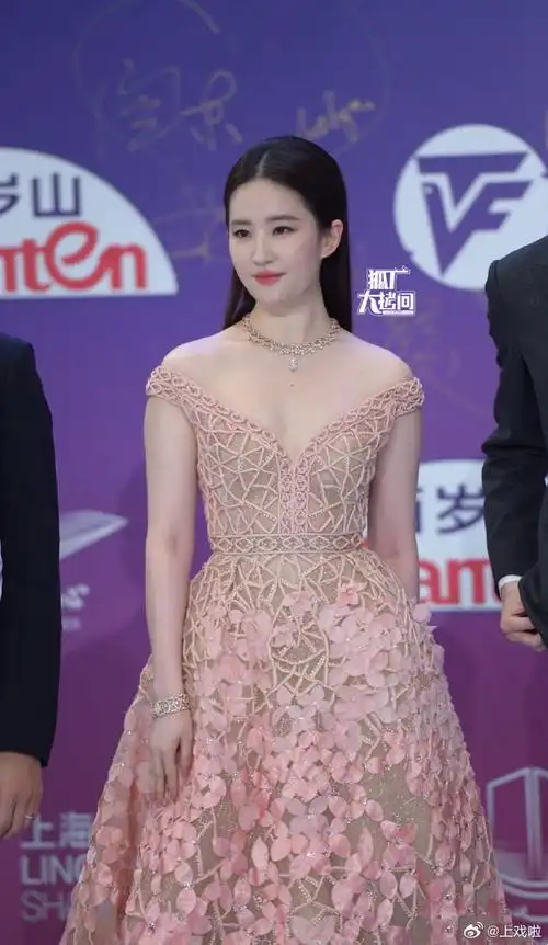 刘亦菲白玉兰造型##白玉兰红毯直播