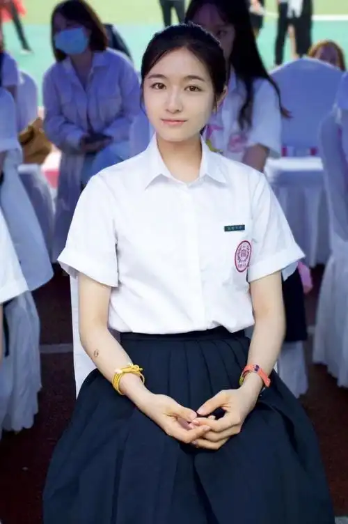 李兰迪的校服照火了明明没开十级滤镜却被拍到甘蔗腿
