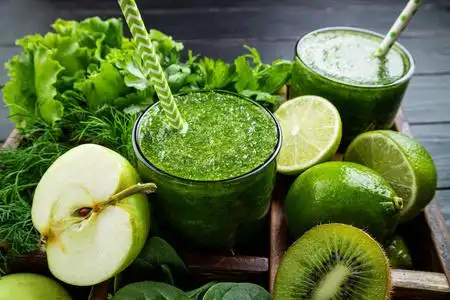 绿色蔬菜和水果.健康的食物和饮食概念照片