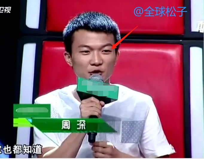 对比周深刚出道时和近两年的照片,网友们发现,周深的颜值高了可不是一