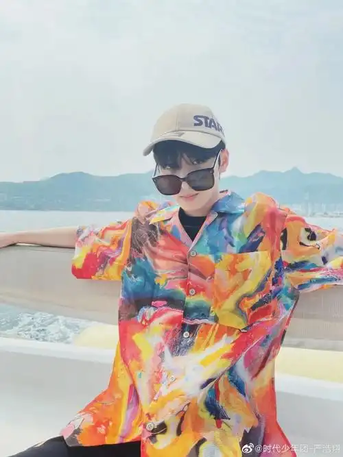 不过来系列里必然也少不了严浩翔的偏爱了,强烈的扎染色彩搭配鸭舌帽