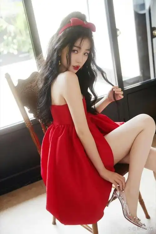 虞书欣首次尝试性感照,大波浪造型颠覆以往,眼神不敢对视