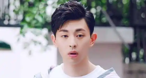 邓伦,妈妈才是高颜值,儿子遗传"括号唇"就帅到犯规_因为_军人家庭